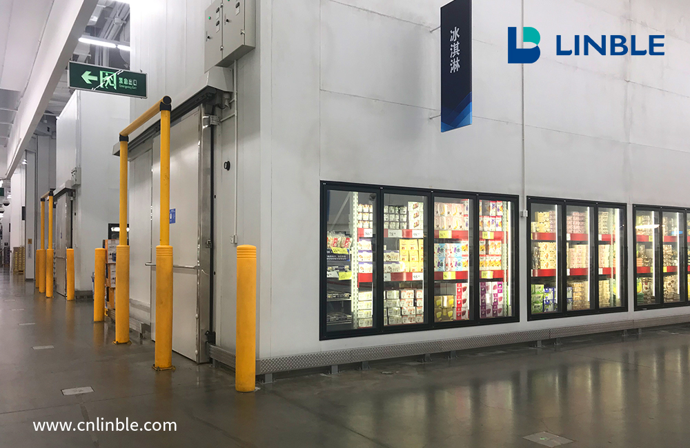 Display cold room with glass door